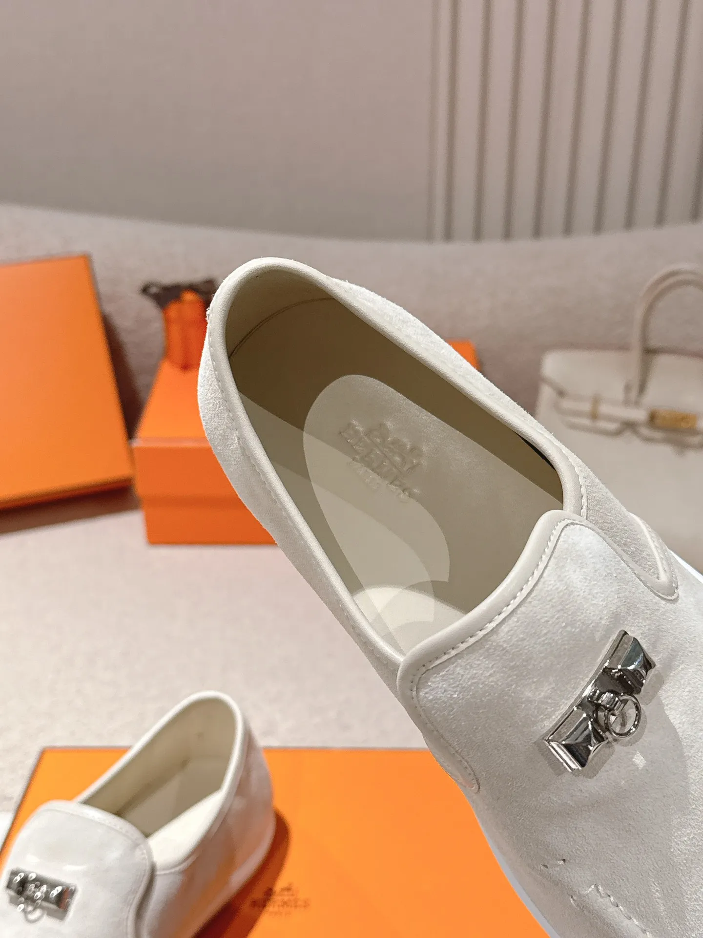 Men's Men's Shoes 600💰 Hermes# Couple Studded Loafers Calfskin and suede goatskin lace-up free sneakers with signature "H" detail. The design is simple and smooth, creating a fashionable urban look. It is comfortable and versatile. H family classics are not outdated, and the delivery counter is exquisitely packaged🛍📦 Fabric: Original customized imported first-layer cowhide/cow down Lining: Imported soft sheepskin Sole: Original open-molded anti-slip TPU material Size: 35-45